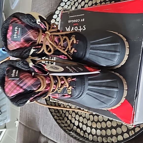 NWT Water Proof Boots - Picture 2 of 9